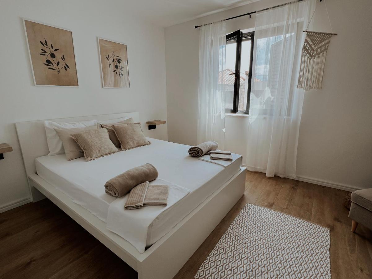 Dawn & Dusk - Modern Two Bedroom Apartment With Mountain Views Čilipi Exterior foto